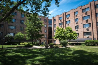 Building Photo - 5348 N Cumberland Ave