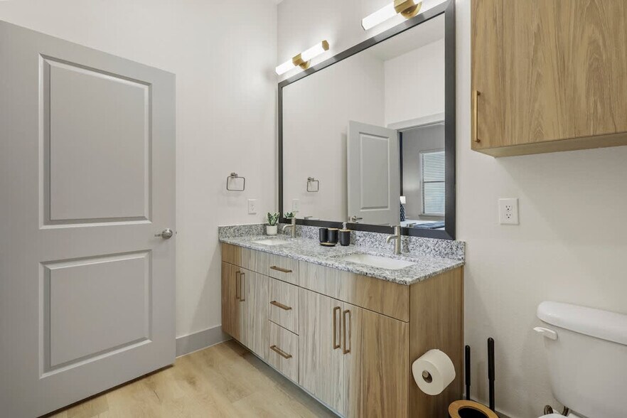 Building Photo - 13701 Montfort Dr