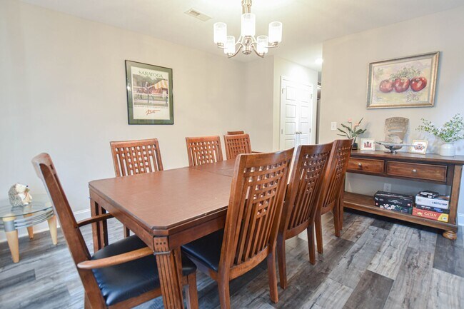 Building Photo - Pet Friendly Four Bedroom!