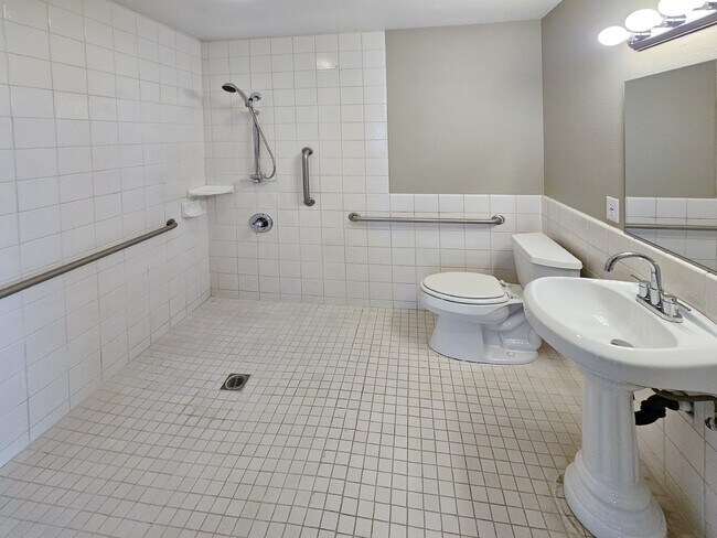 Building Photo - 6552 Valley Ave