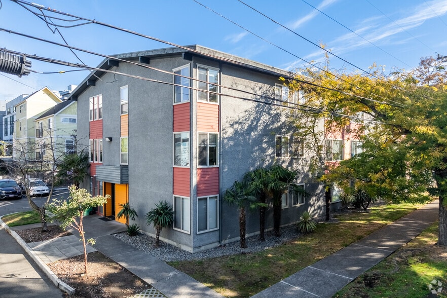 Primary Photo - 844 BG HANDEL APTS