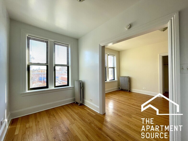 Building Photo - 2714 N Sawyer Ave