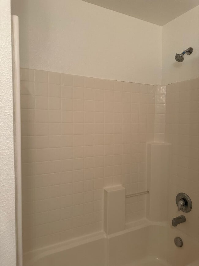 Building Photo - Cute 3 bedroom, 2 bath townhome with Community Pool in Boise