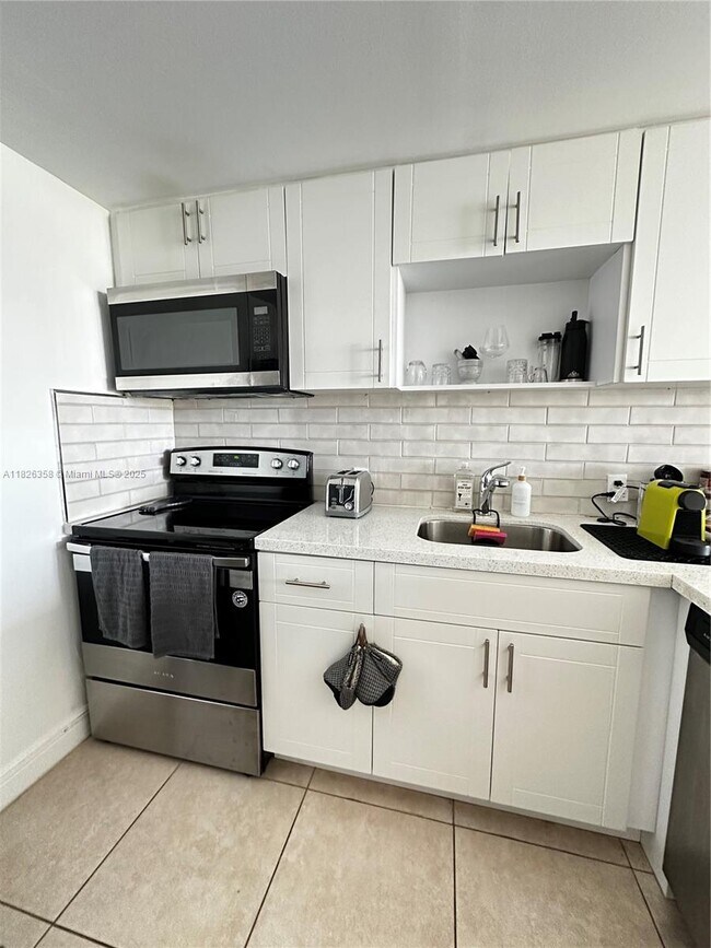 Building Photo - 13155 Ixora Ct