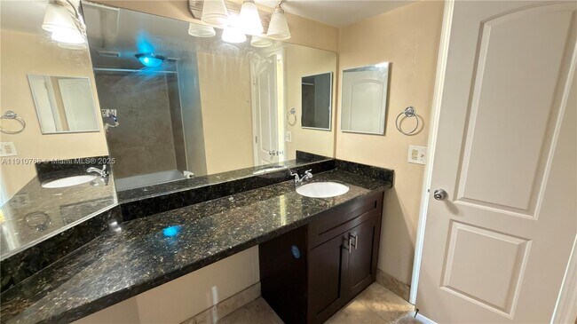 Building Photo - 2803 N Oakland Forest Dr