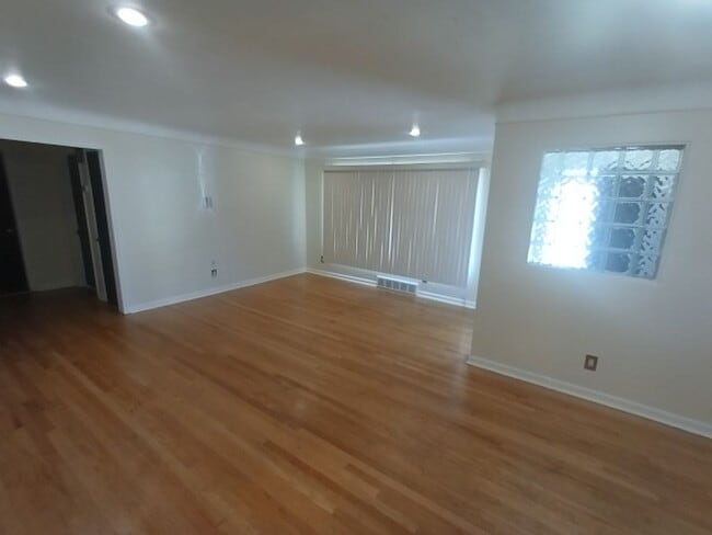 Building Photo - Beautiful, sprawling, brick ranch - $1700/mo