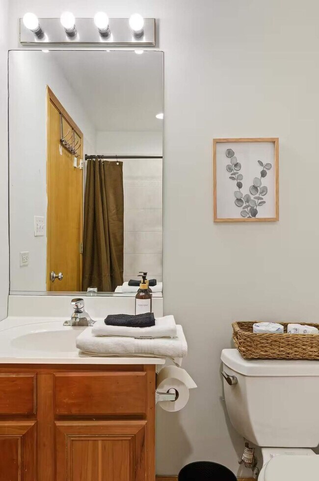 Building Photo - 2032 W Pierce Ave