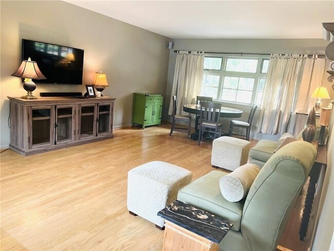 Building Photo - 465 Eastland Dr