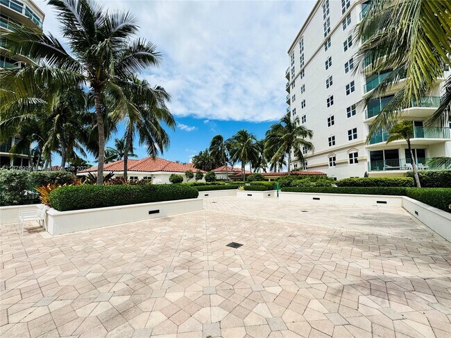 Building Photo - 20000 E Country Club Dr