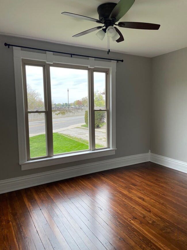 Building Photo - Charming 2-Bed, 1.5-Bath Single family hom...