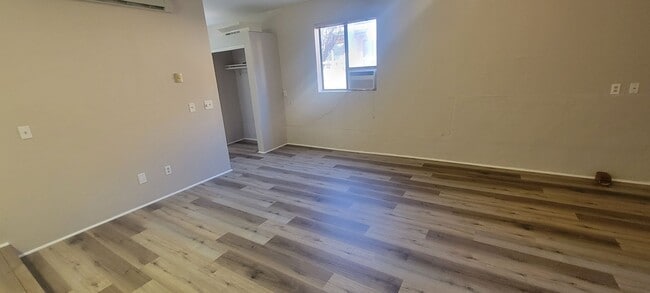 Building Photo - 390 Fairway Oaks Dr