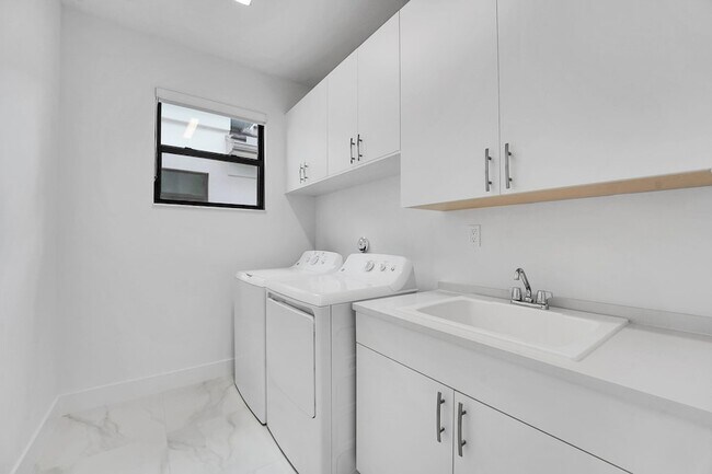 Building Photo - 13005 Feathering Wy