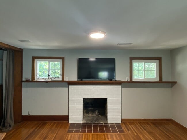 Building Photo - Walnut Loft