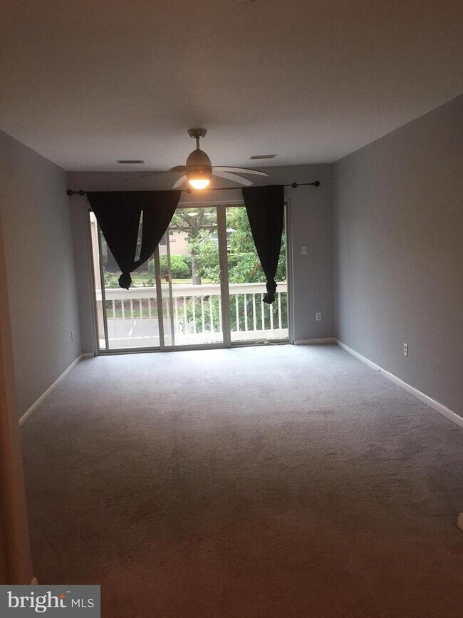 Building Photo - 5811 Royal Ridge Dr