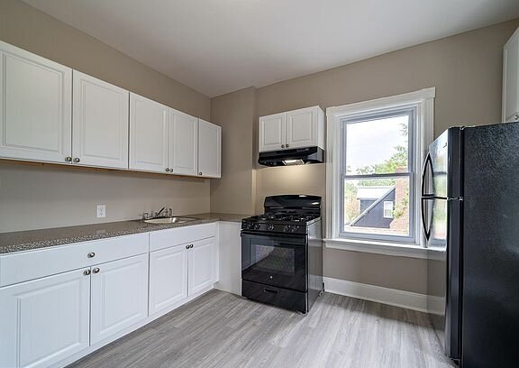 Building Photo - "Charming 3-Bedroom Haven with Elegant Gra...