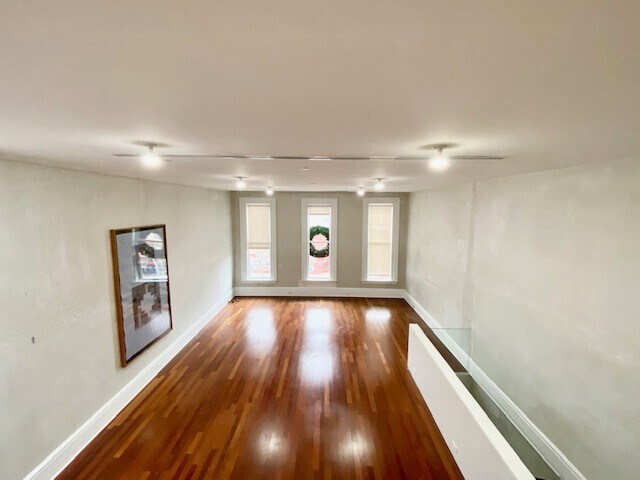 Building Photo - 520 1/2 E Grand Ave