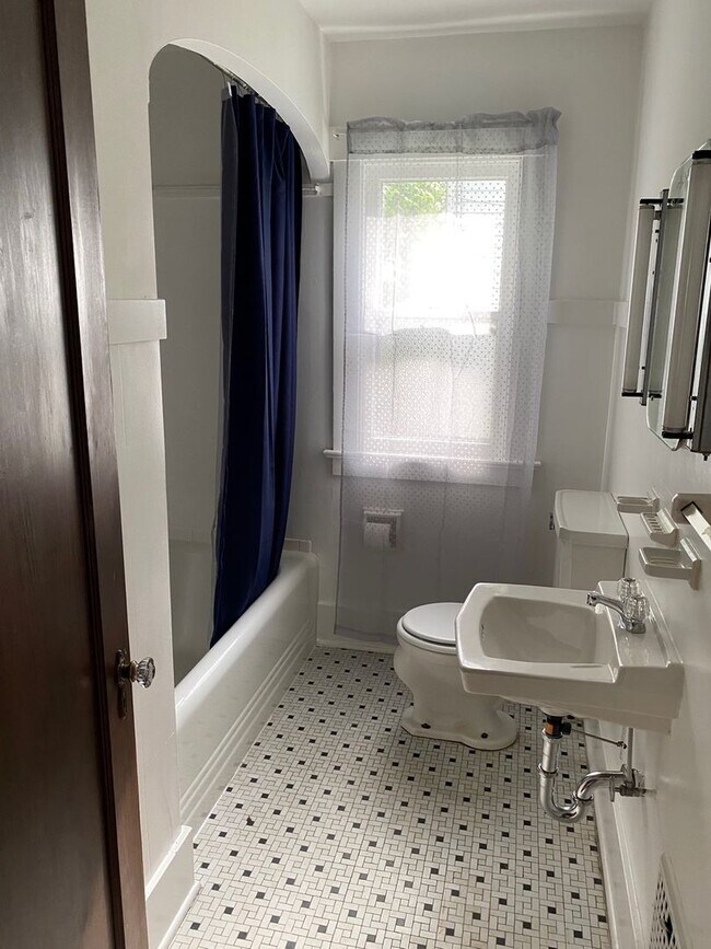 Building Photo - (STUDENT HOUSING) Stunning 5 bedroom, 1 Of...