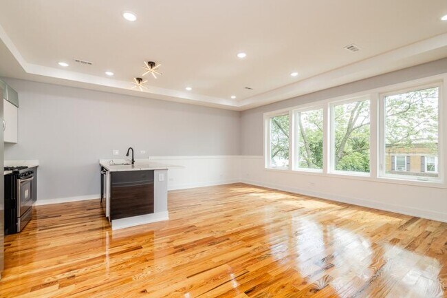Building Photo - 3 bedroom in Chicago IL 60637
