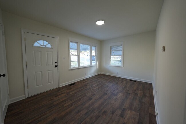 Building Photo - Newly renovated 2bedroom 1 bathroom for rent!