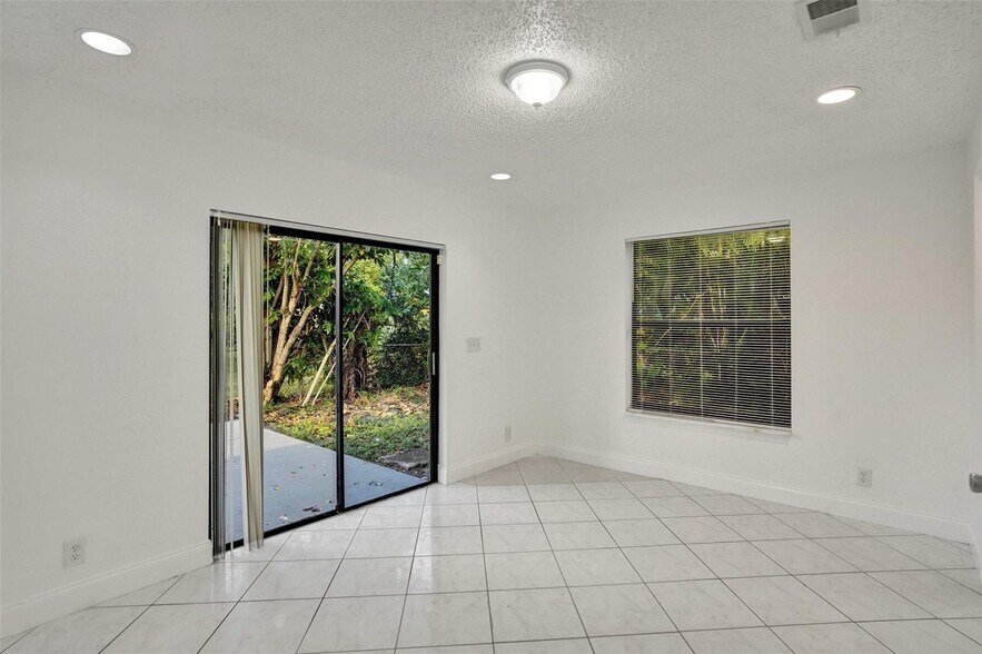 Building Photo - 1142 NW 43rd Ter