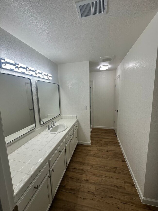 Building Photo - 547 De Leon Dr