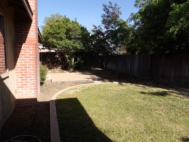 Building Photo - Great home for rent in Visalia!