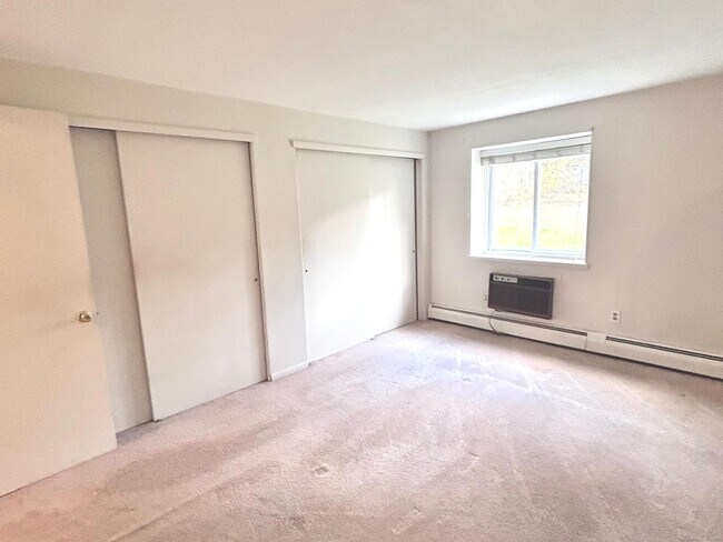 Building Photo - 4 Carillon Dr