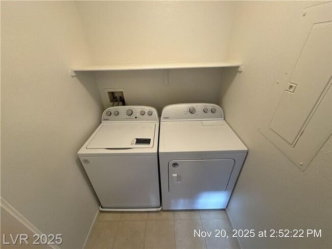 Building Photo - Fantastic SE townhome in a gated community!