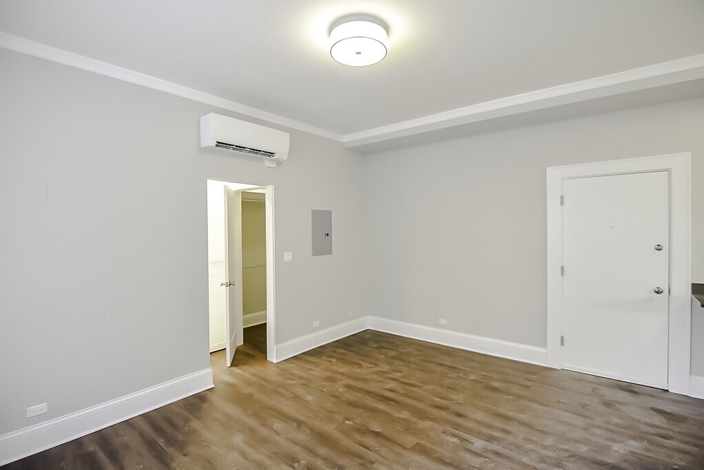 Building Photo - 823 W Lakeside Pl