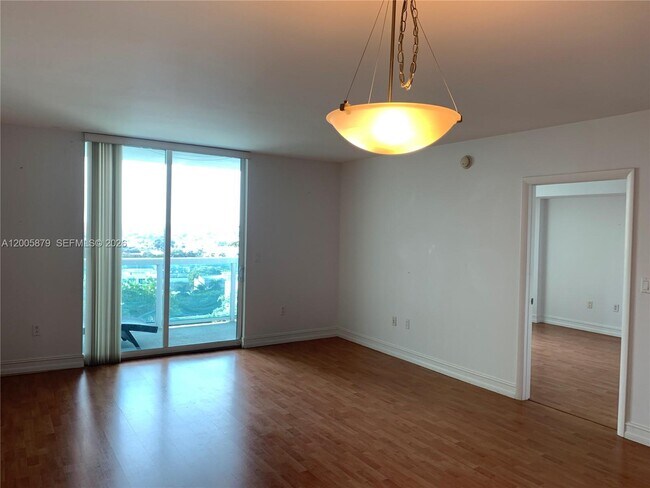 Building Photo - 1800 N Bayshore Dr