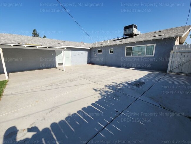 Building Photo - 3 Bedroom 2 Bath house