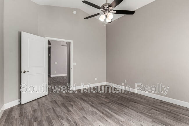 Building Photo - 881 E Baylor Ln