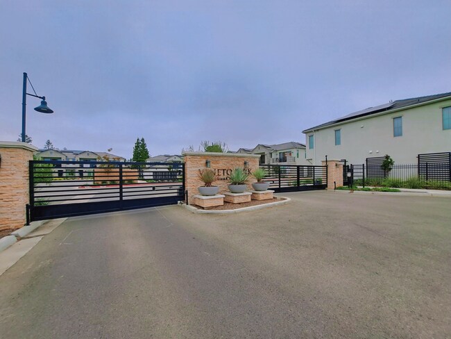 Building Photo - Experience Comfort and Style in This Venet...