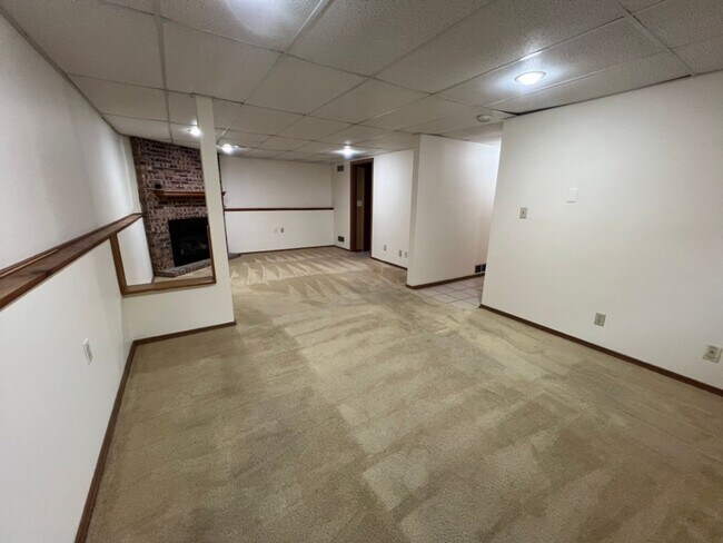 Building Photo - Large 3 Bed 2 Bath Home!