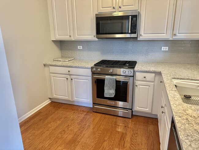 Building Photo - 2433 Golf Ridge Cir