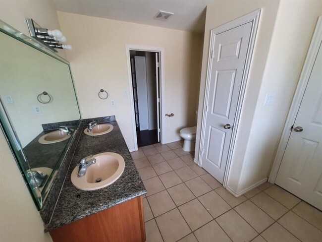 Building Photo - 16020 Fountainview Dr