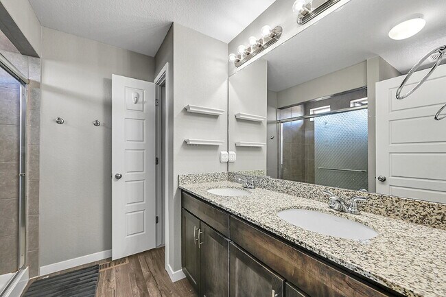 Building Photo - $2,350.00, 3 bed, 2.5 bath located in Colo...
