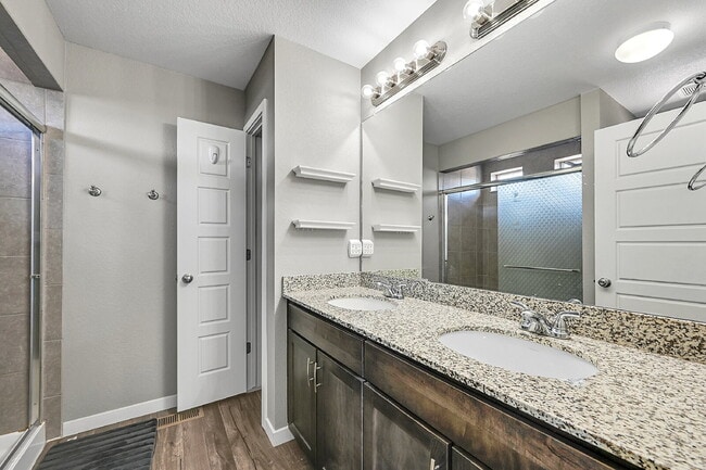 Building Photo - $2,550.00, 3 bed, 2.5 bath located in Colo...