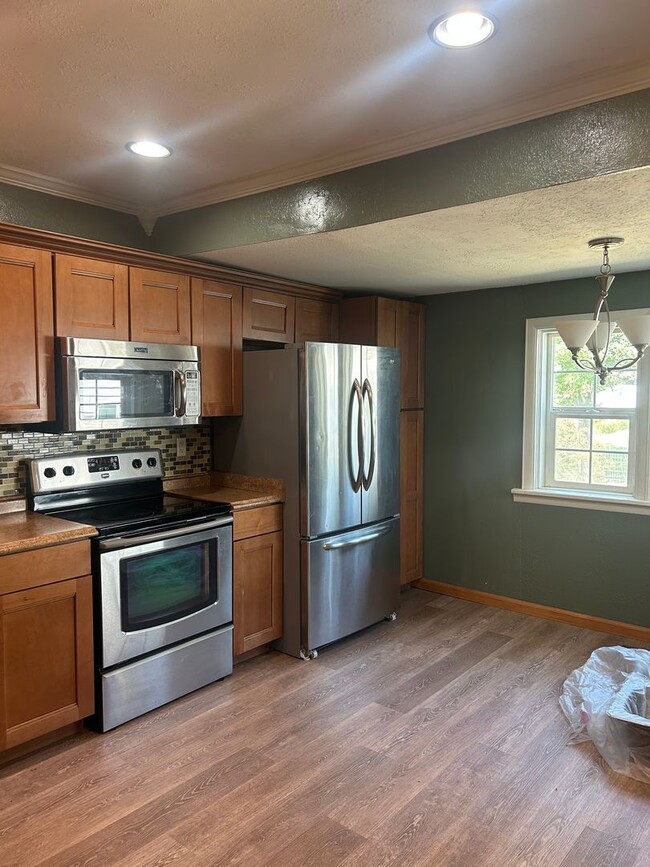 Building Photo - Beautiful 3-bedroom home with large yard