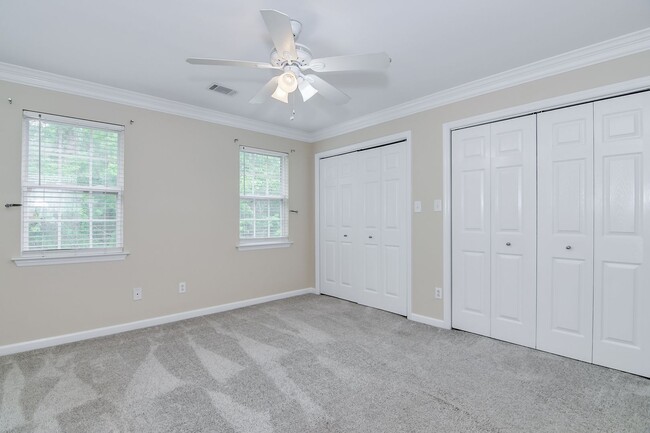 Building Photo - 2 Bedroom 2.5 Bath Townhouse