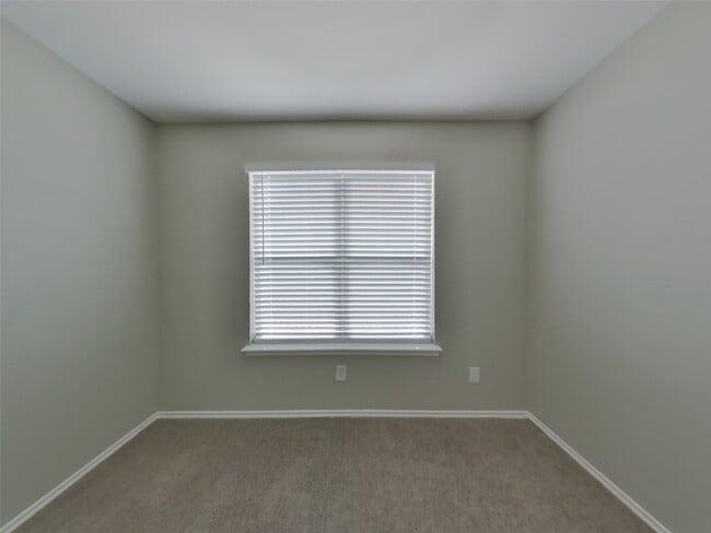 Building Photo - 12219 White River Dr