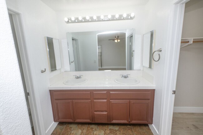 Building Photo - 511 Stork St