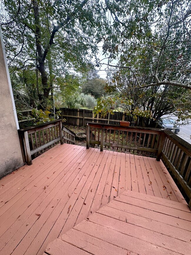 Building Photo - 3 BED | 2 BATH | GATED BACKYARD | THOMAS S...