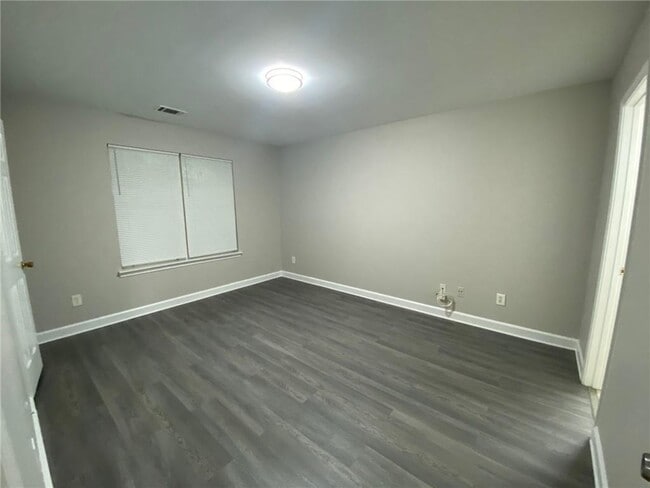Building Photo - 130 River Pointe Ct SW