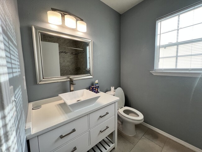 Building Photo - 700 Tam O Shanter Dr