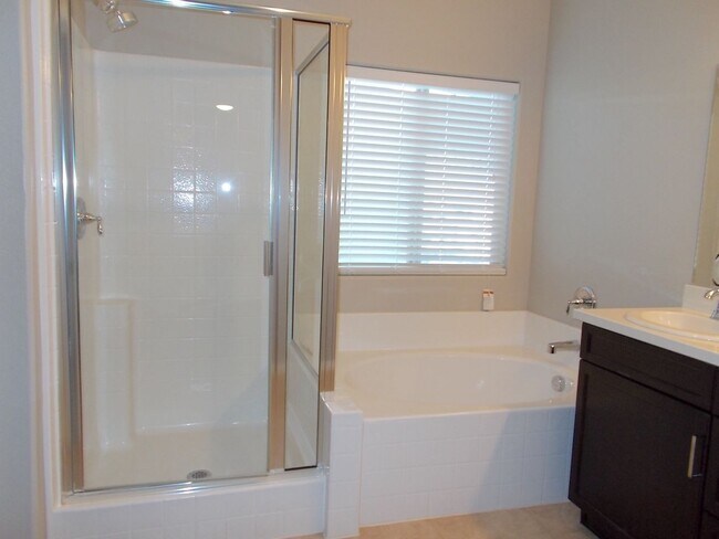 Building Photo - Spacious 3-Bed, 2-Bath Home in Prime Las Vegas Location