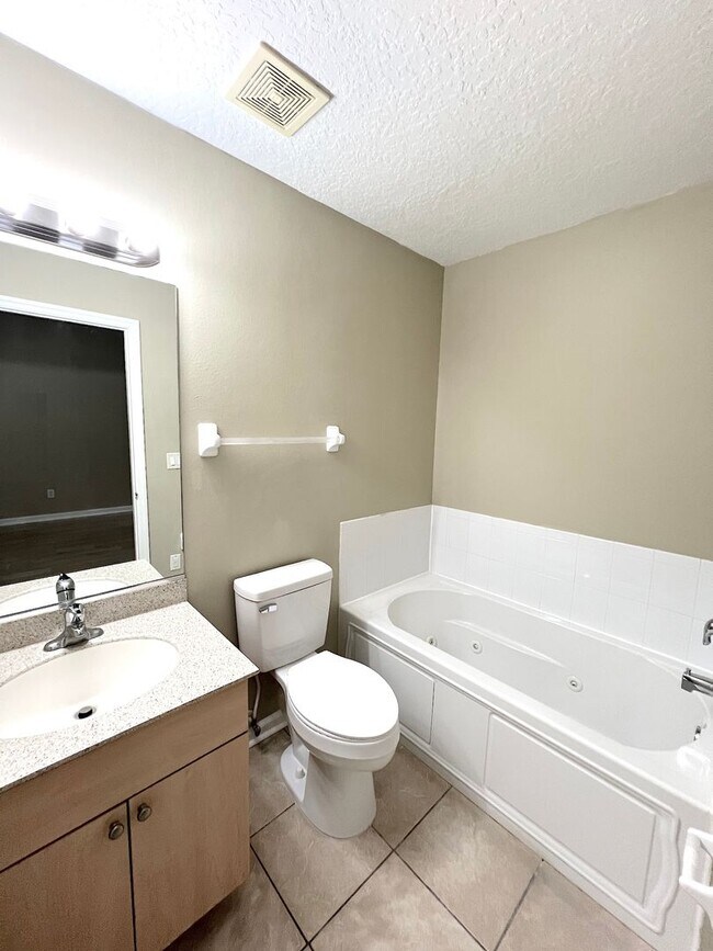 Building Photo - Huge 4 Bed 3 Bath 2 Car Townhome w FENCED YARD  for Rent!
