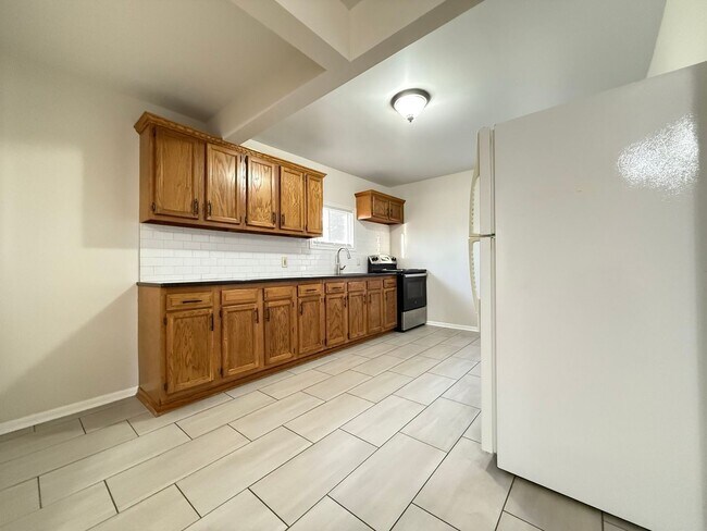 Building Photo - 154 Sylvester St