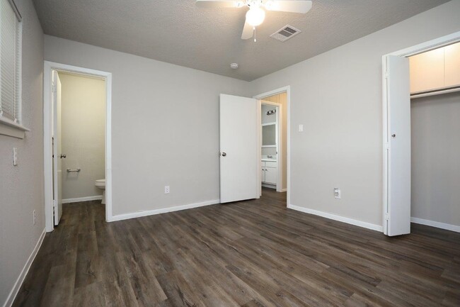 Building Photo - Ready for move in at Southeast Houston!!