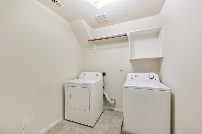 Building Photo - 2142 Tandy Park Way